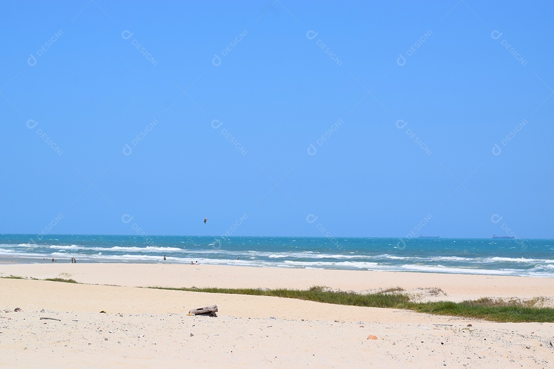 Praia Com Lindo Mar Azul