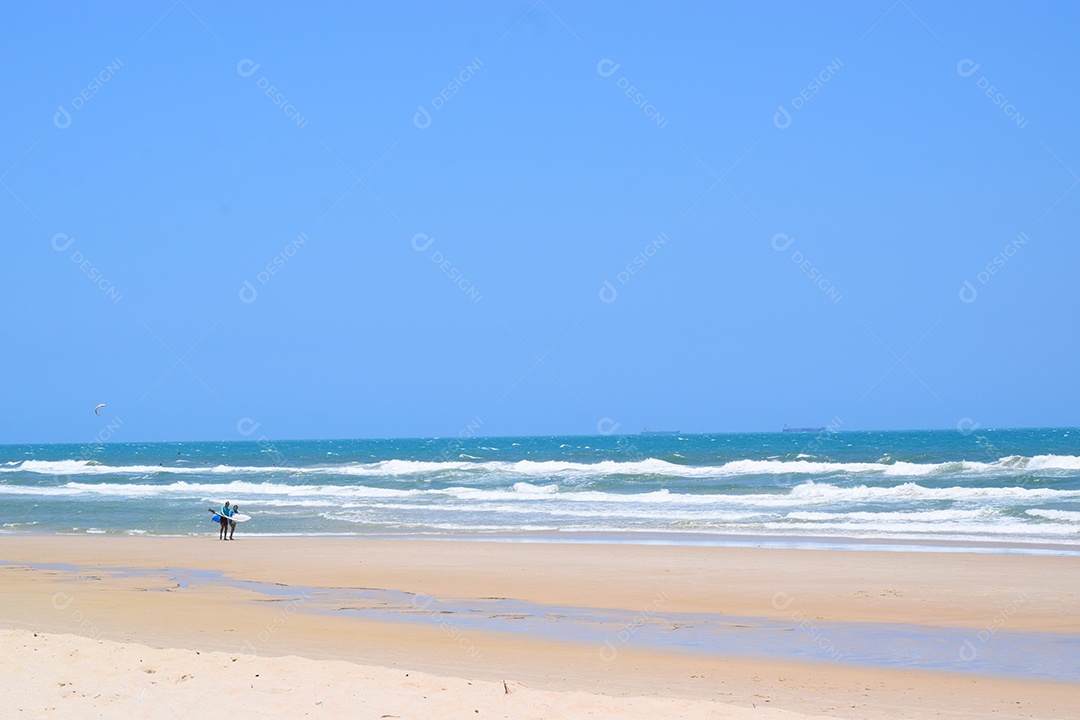 Praia com Pessoas Saltando de Parapente