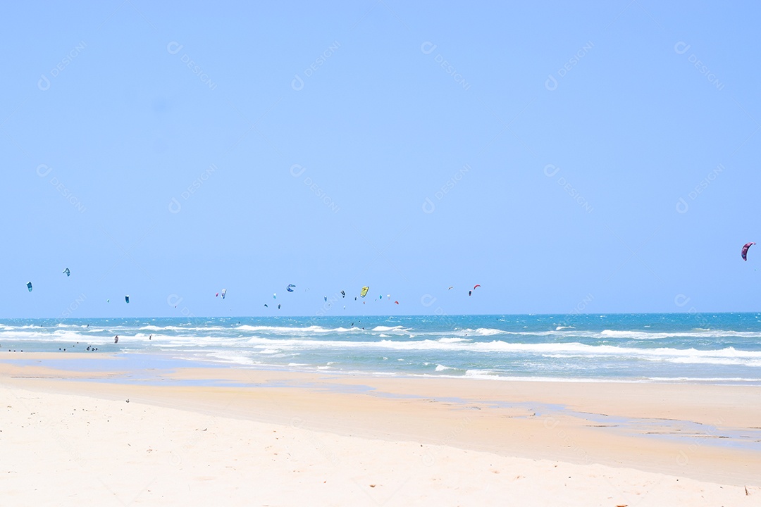 Praia com Pessoas Saltando de Parapente