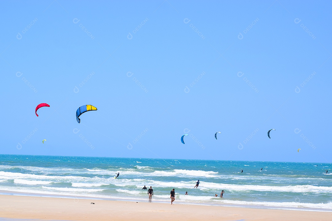 Praia com Pessoas Saltando de Parapente