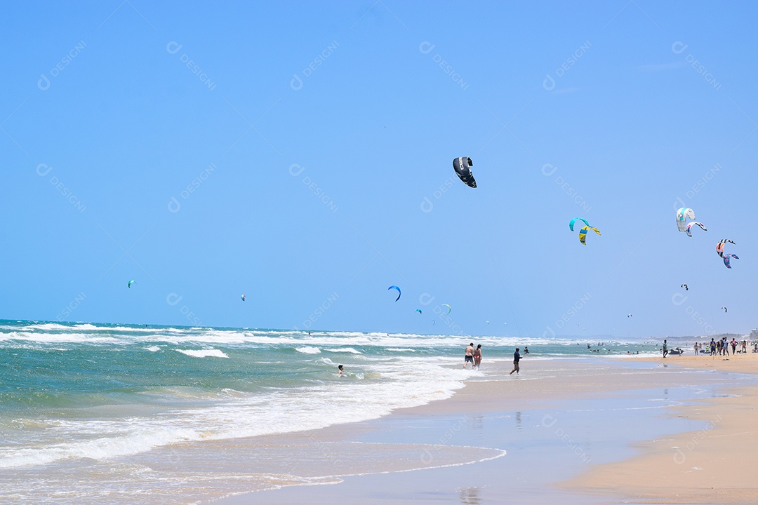 Praia com Pessoas Saltando de Parapente