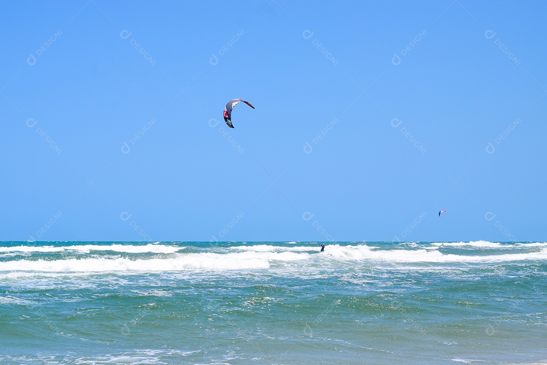 Fotografia de Mar com Pessoas Saltando de Parapente