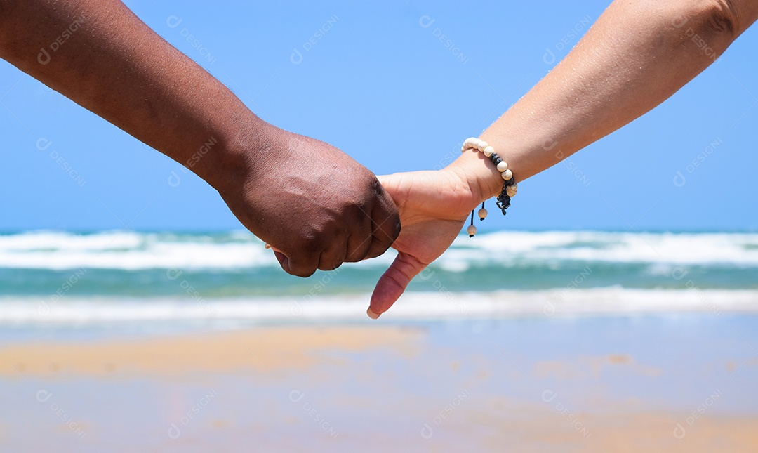 Casal de Mãos Dada na Praia