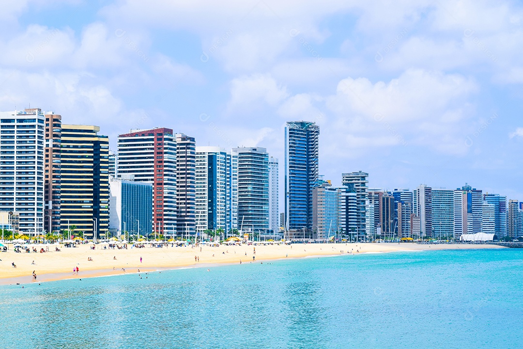 Praia com Vários Prédios no Fundo