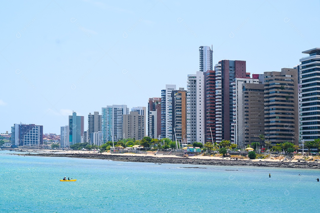 Praia com Vários Prédios no Fundo