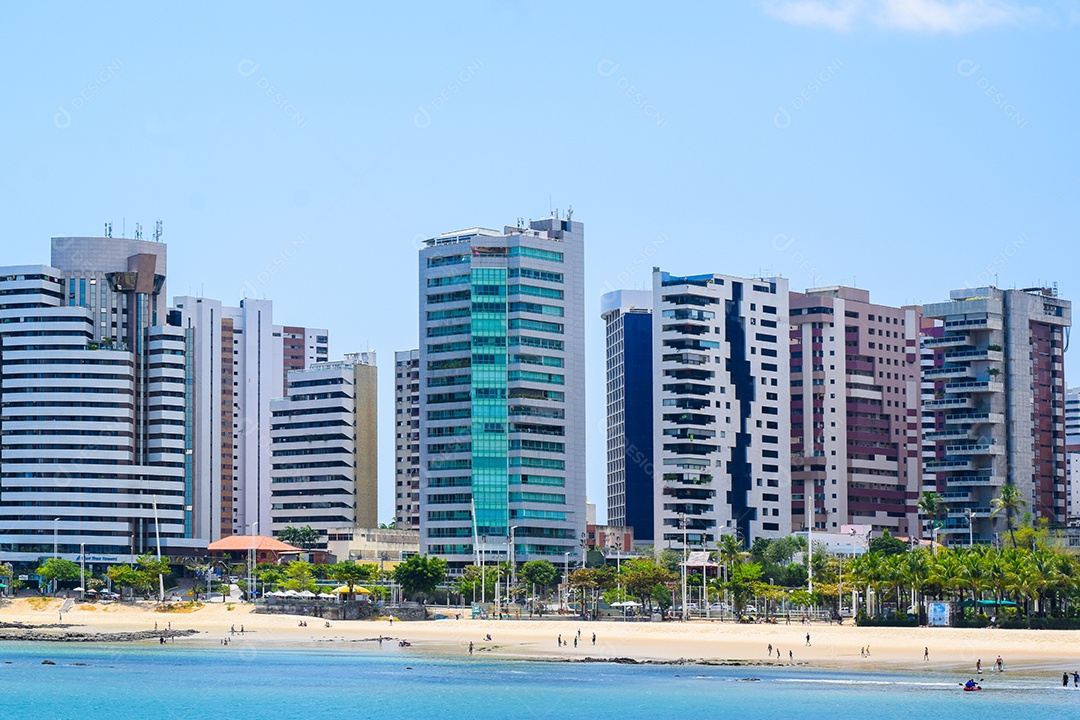 Praia com Vários Prédios no Fundo