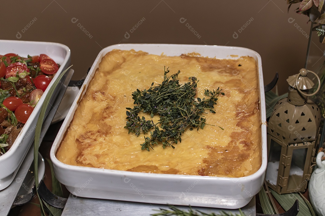 Torta comida sobre uma mesa banquete