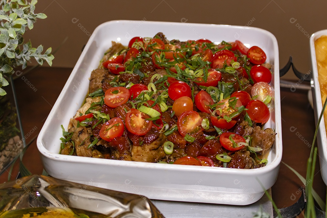 Salada Tomate cereja sobre uma tigela branca