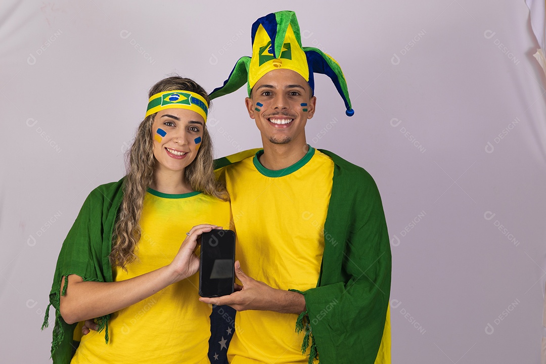 Homem e mulher casal jovens brasileiros torcedores copa do mundo Futebol