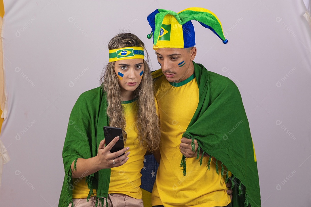 Homem e mulher casal jovens brasileiros torcedores copa do mundo Futebol