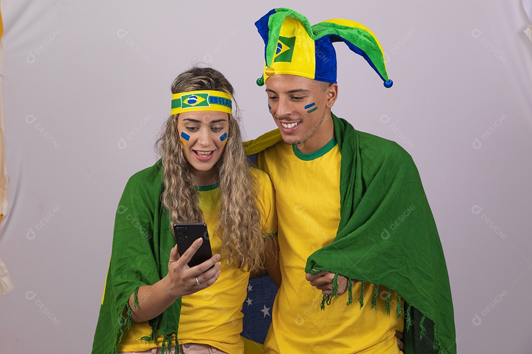 Homem e mulher casal jovens brasileiros torcedores copa do mundo Futebol