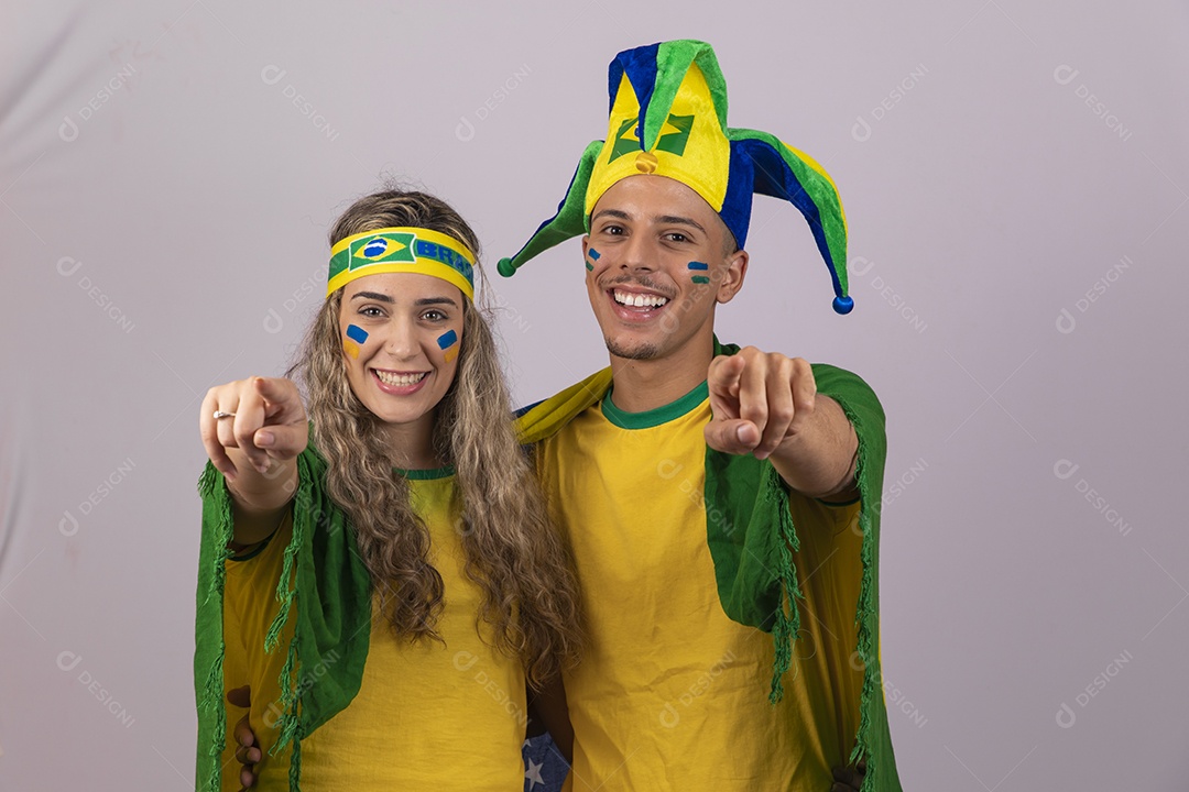 Homem e mulher casal jovens brasileiros torcedores copa do mundo Futebol