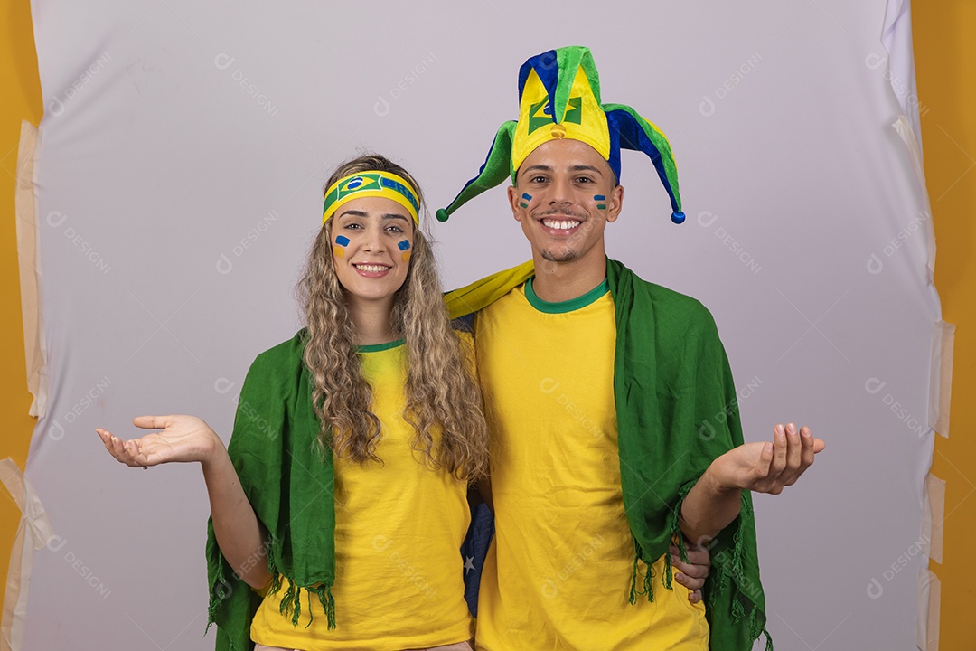Homem e mulher casal jovens brasileiros torcedores copa do mundo Futebol