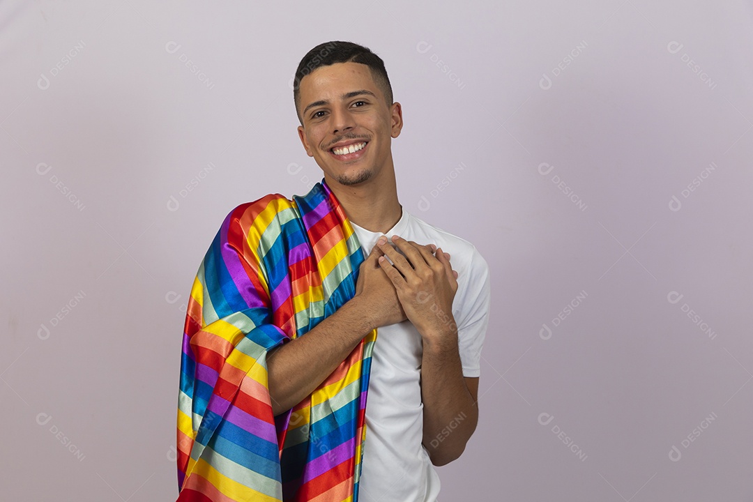Homem jovem brasileiro segurando bandeira LGBTQI+ Orgulho Gay