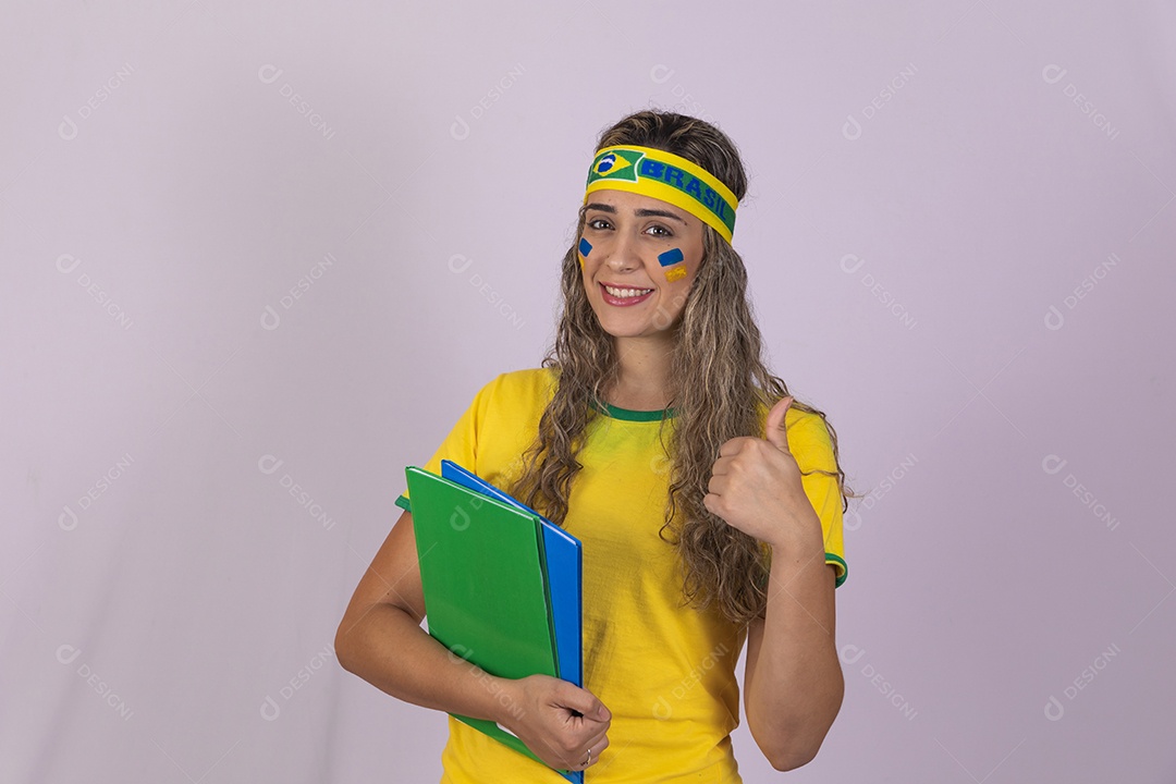 Linda mulher jovem brasileira estudante torcedora copa do mundo Futebol