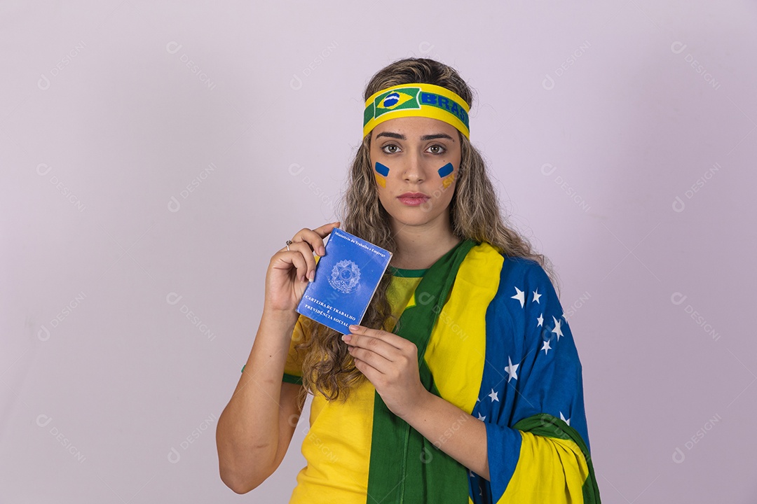 Mulher jovem brasileira torcedora segurando carteira de trabalho copa do mundo Futebol