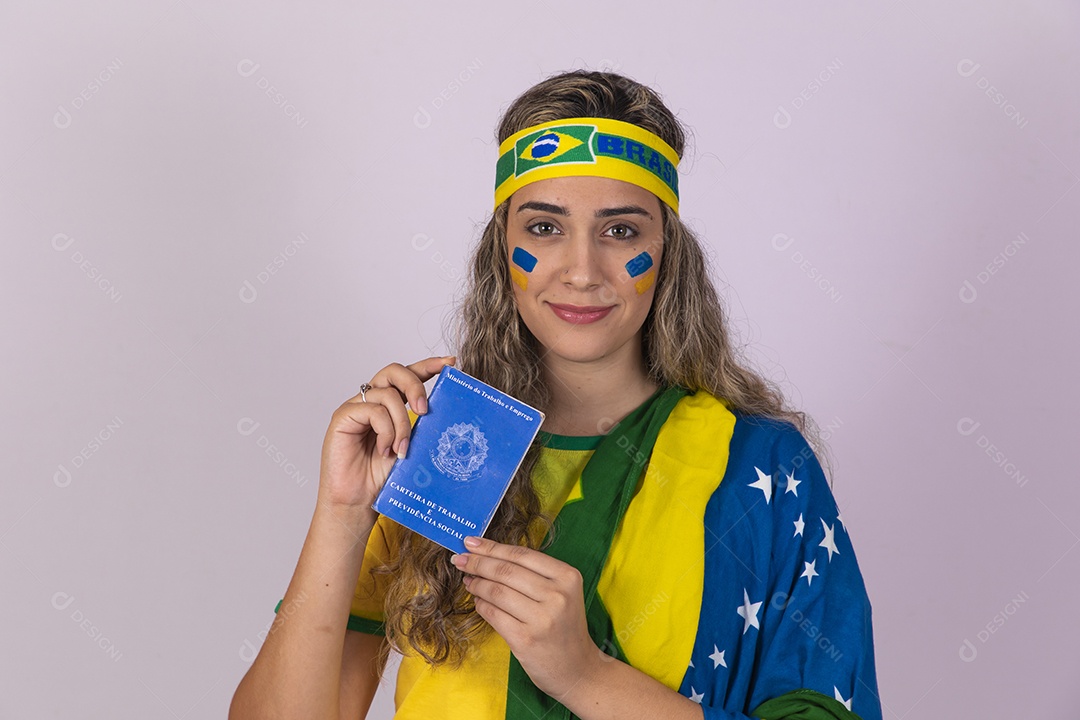 Mulher jovem brasileira torcedora segurando carteira de trabalho copa do mundo Futebol