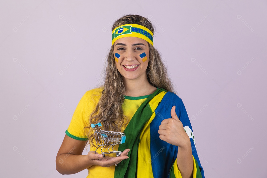 Mulher jovem brasileira torcedora segurando carrinho de compras copa do mundo Futebol