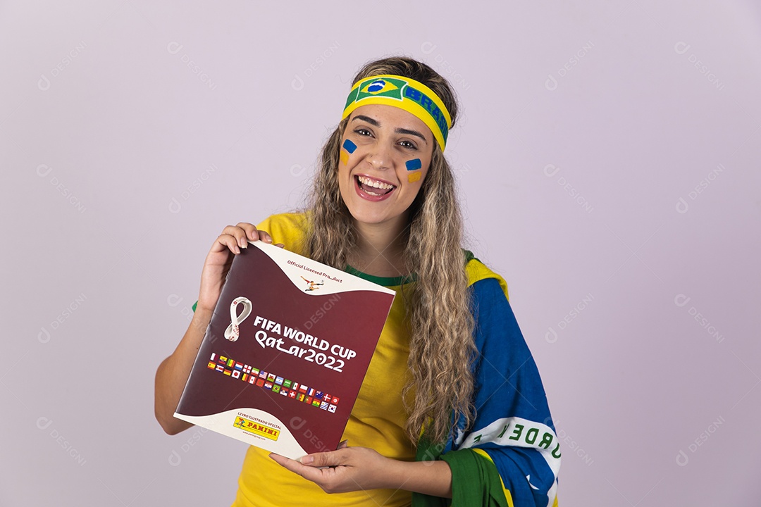 Mulher jovem brasileira torcedora segurando álbum copa do mundo Futebol