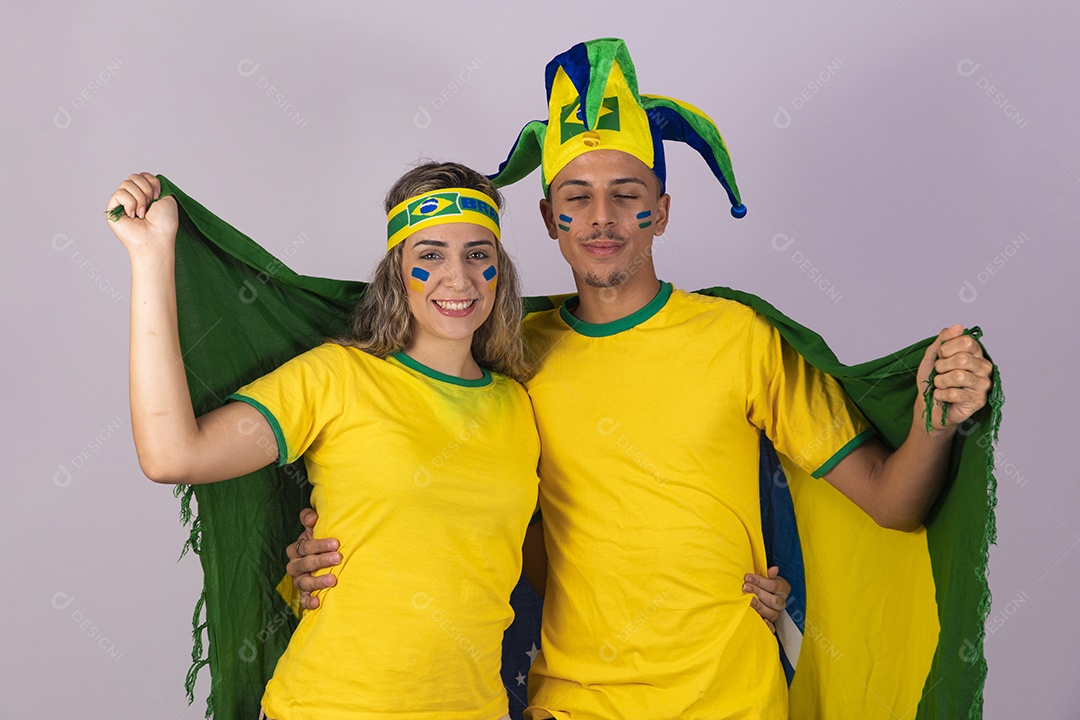 Homem e mulher casal jovens brasileiros torcedores copa do mundo Futebol