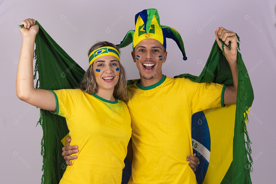 Homem e mulher casal jovens brasileiros torcedores copa do mundo Futebol