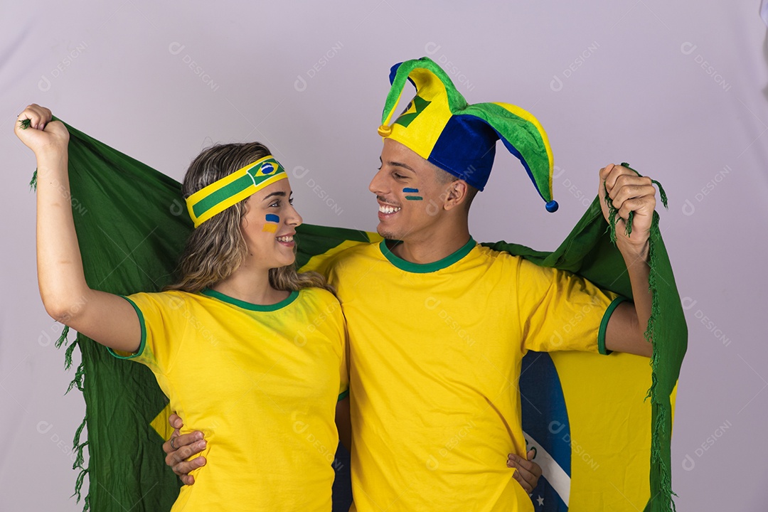 Homem e mulher casal jovens brasileiros torcedores copa do mundo Futebol