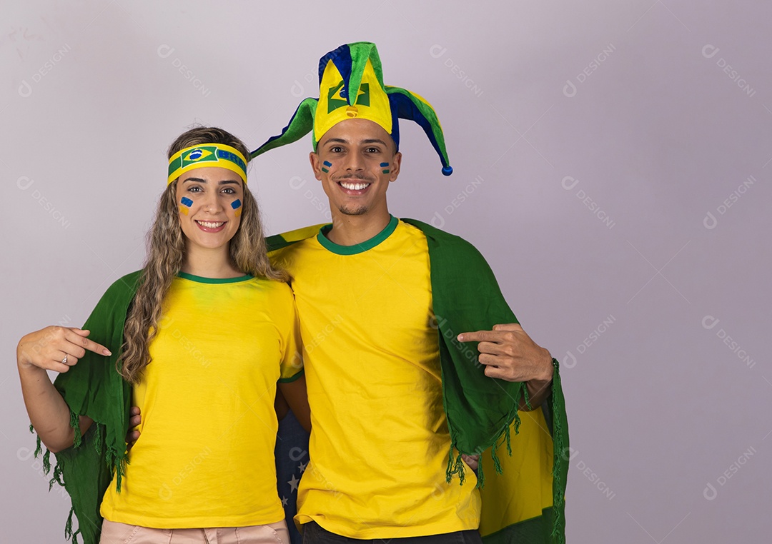 Homem e mulher casal jovens brasileiros torcedores copa do mundo Futebol