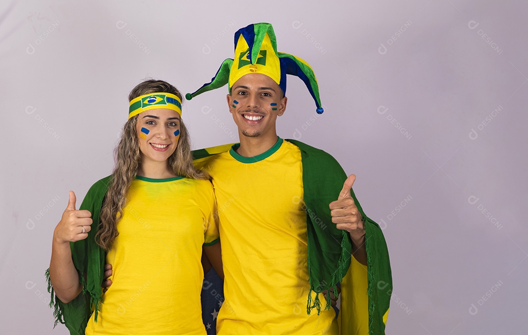 Homem e mulher casal jovens brasileiros torcedores copa do mundo Futebol