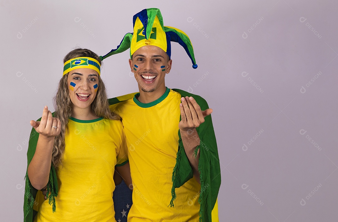 Homem e mulher casal jovens brasileiros torcedores copa do mundo Futebol
