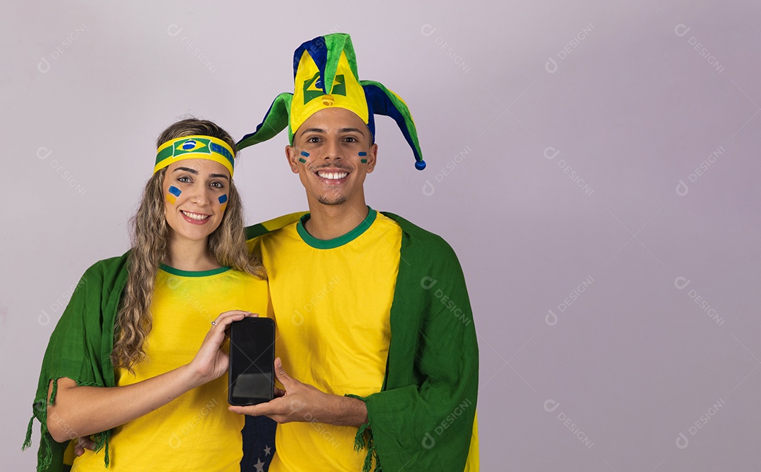 Homem e mulher jovens brasileiros torcedores copa do mundo Futebol