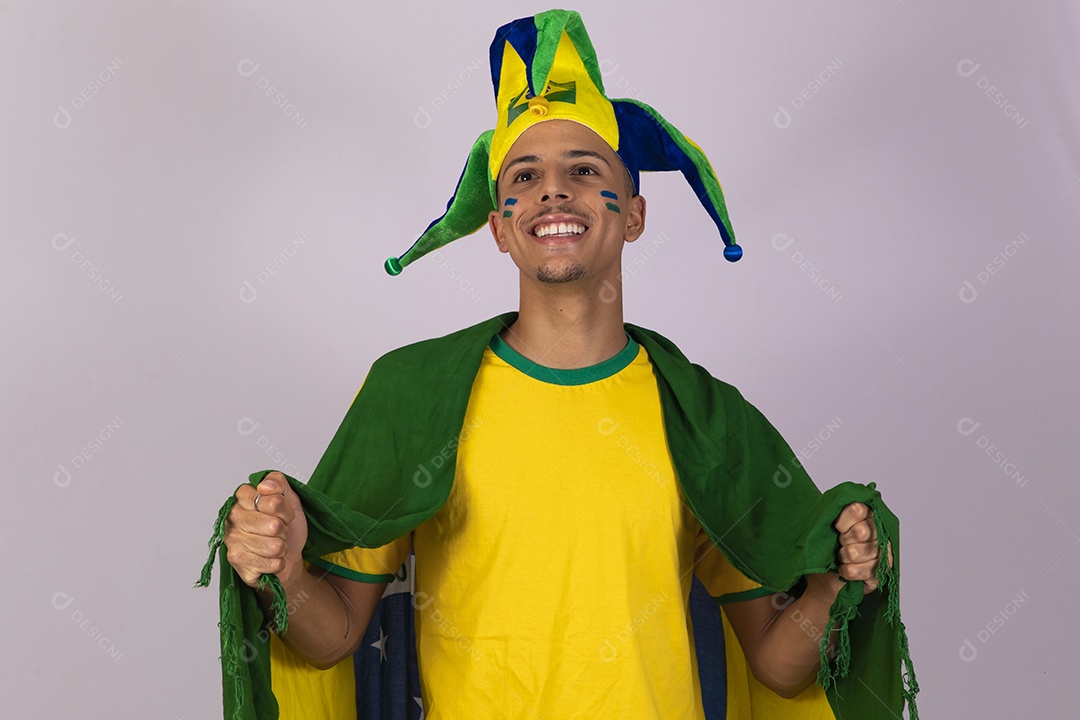 Homem e mulher jovens brasileiros torcedores segurando álbum copa do mundo Futebol