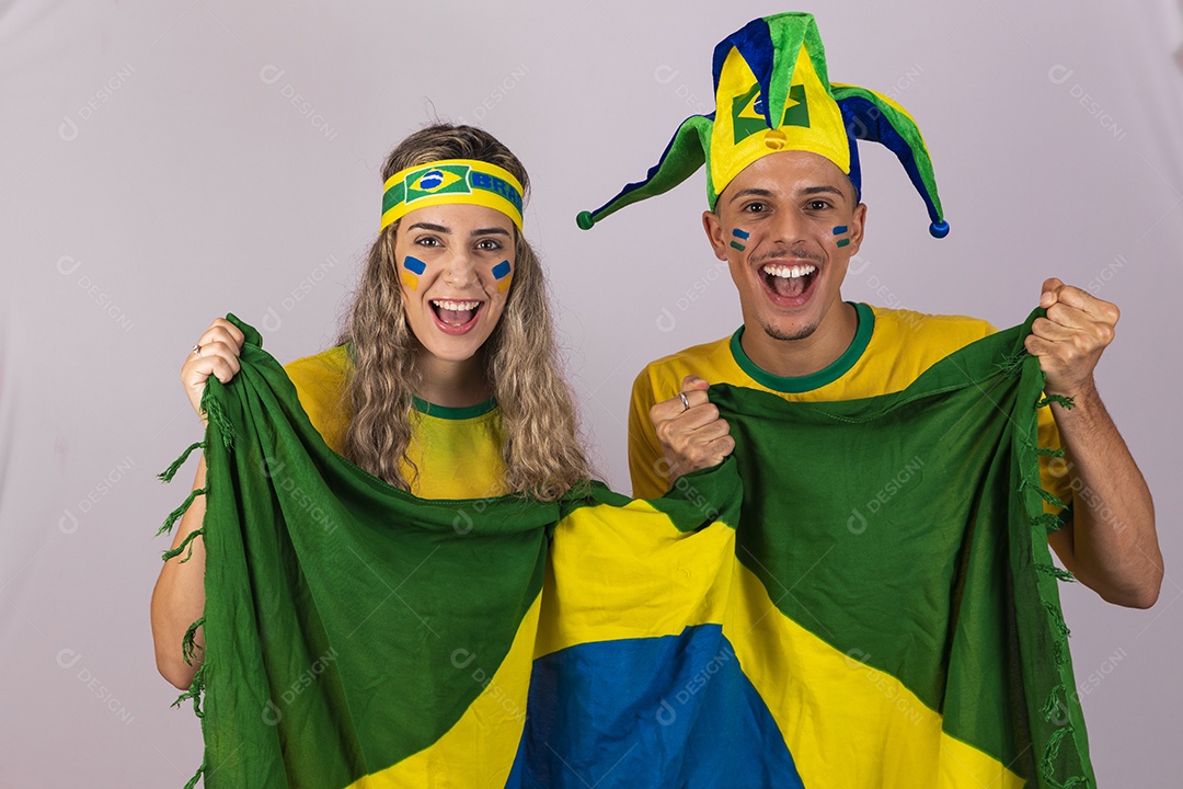 Homem e mulher jovens brasileiros torcedores copa do mundo Futebol