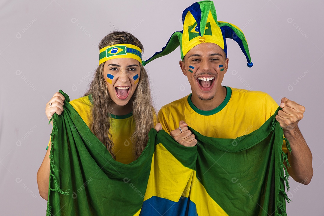 Homem e mulher jovens brasileiros torcedores copa do mundo Futebol