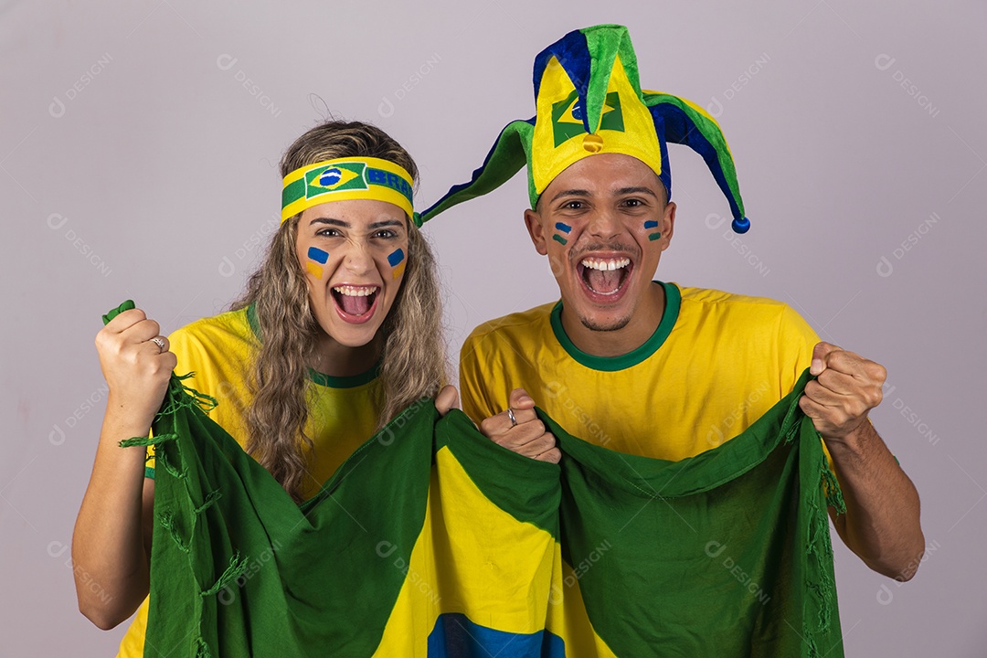 Homem e mulher jovens brasileiros torcedores copa do mundo Futebol