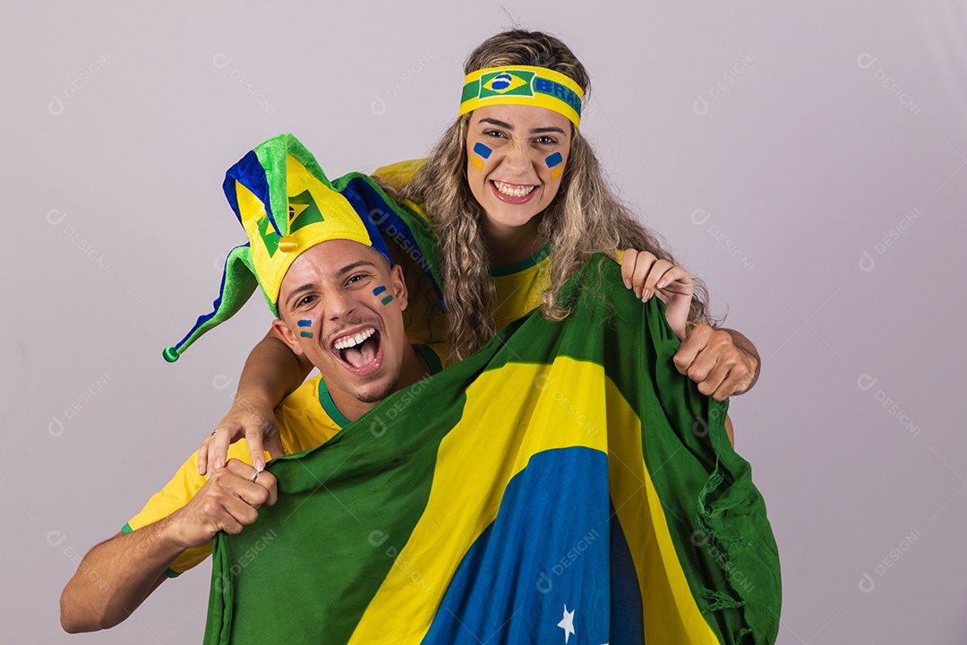 Homem e mulher jovens brasileiros torcedores copa do mundo Futebol