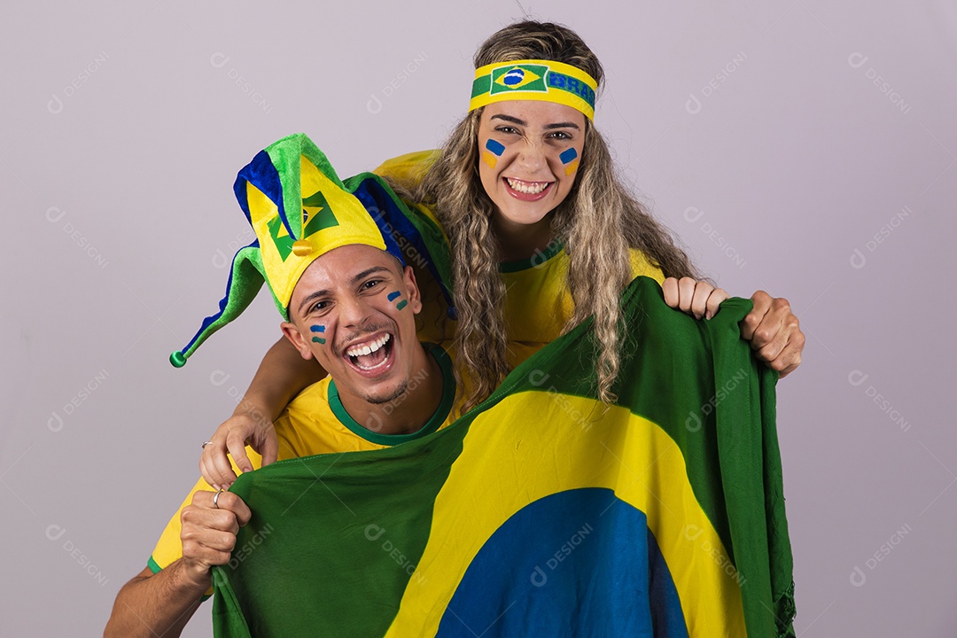 Homem e mulher jovens brasileiros torcedores copa do mundo Futebol