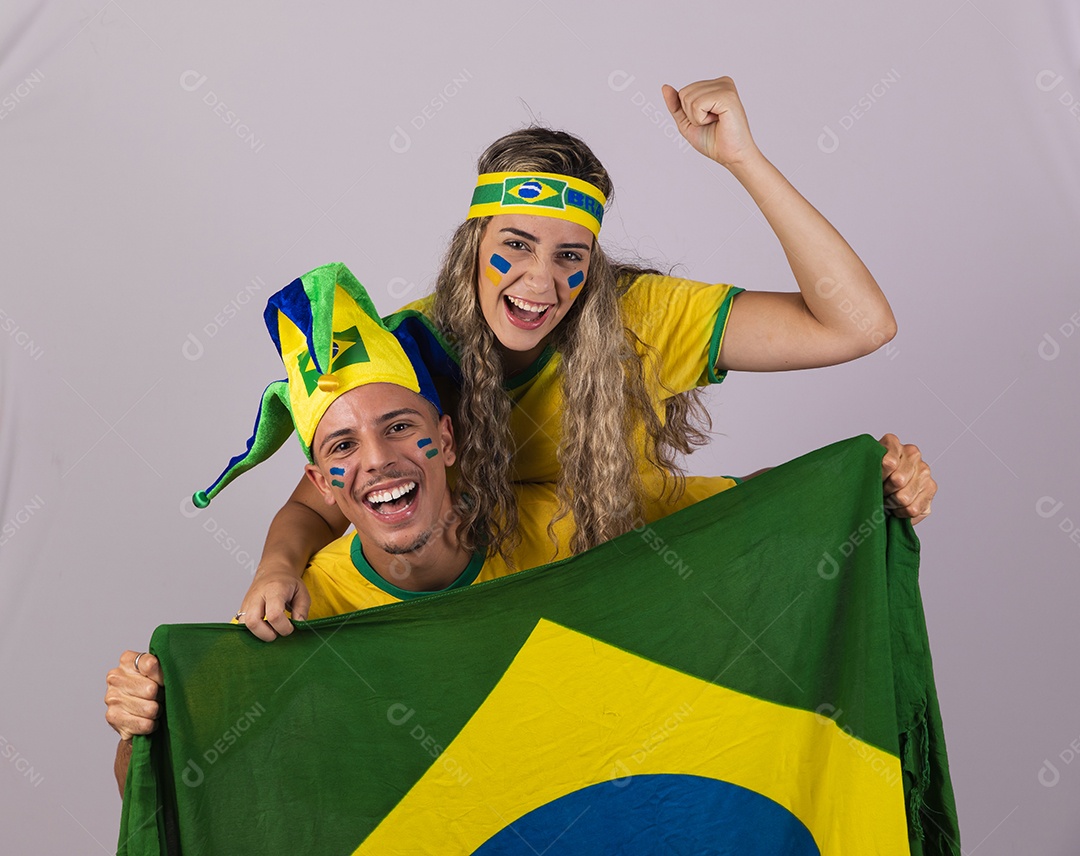 Homem e mulher jovens brasileiros torcedores copa do mundo Futebol