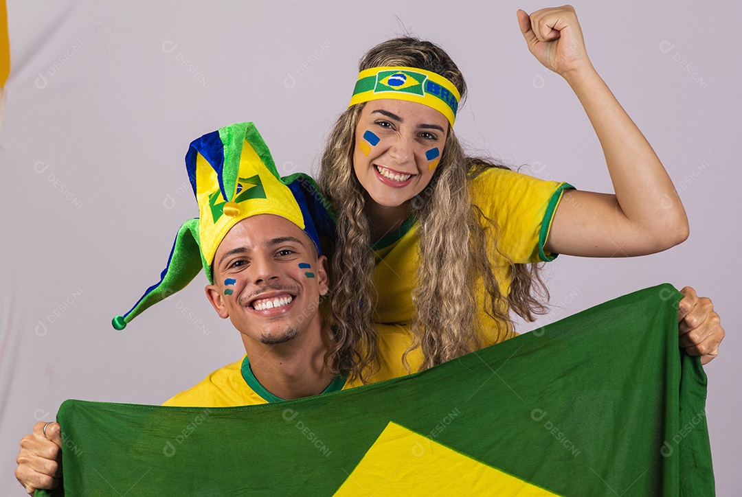 Homem e mulher jovens brasileiros torcedores copa do mundo Futebol