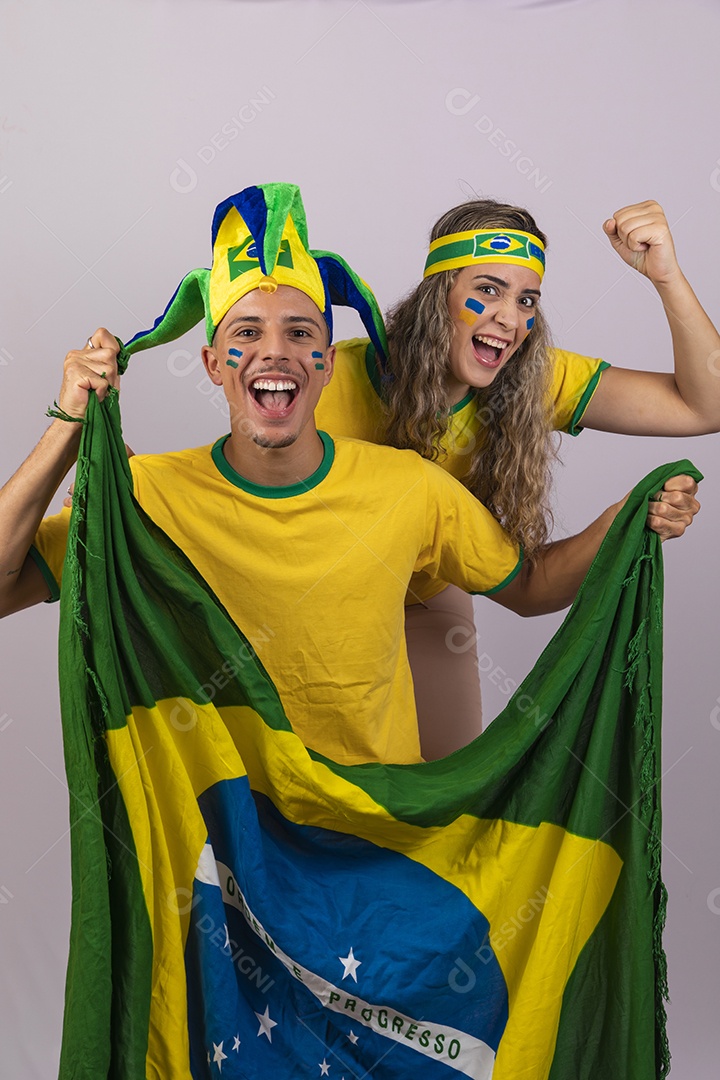 Homem e mulher casal jovens brasileiros torcedores copa do mundo Futebol