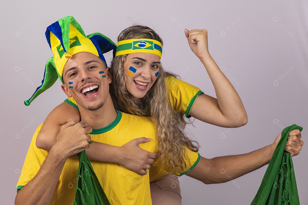 Homem e mulher jovens brasileiros torcedores copa do mundo Futebol