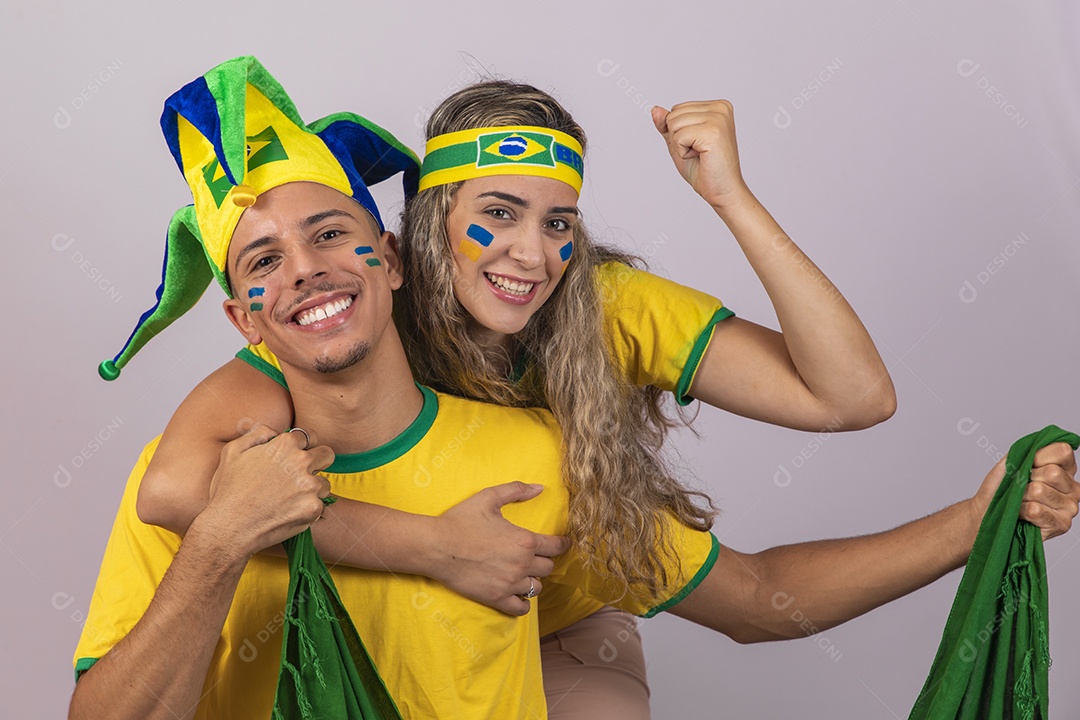 Homem e mulher jovens brasileiros torcedores copa do mundo Futebol