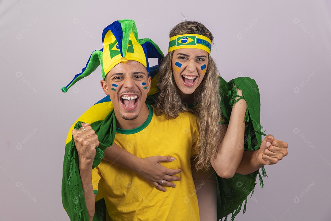 Homem e mulher jovens brasileiros torcedores copa do mundo Futebol
