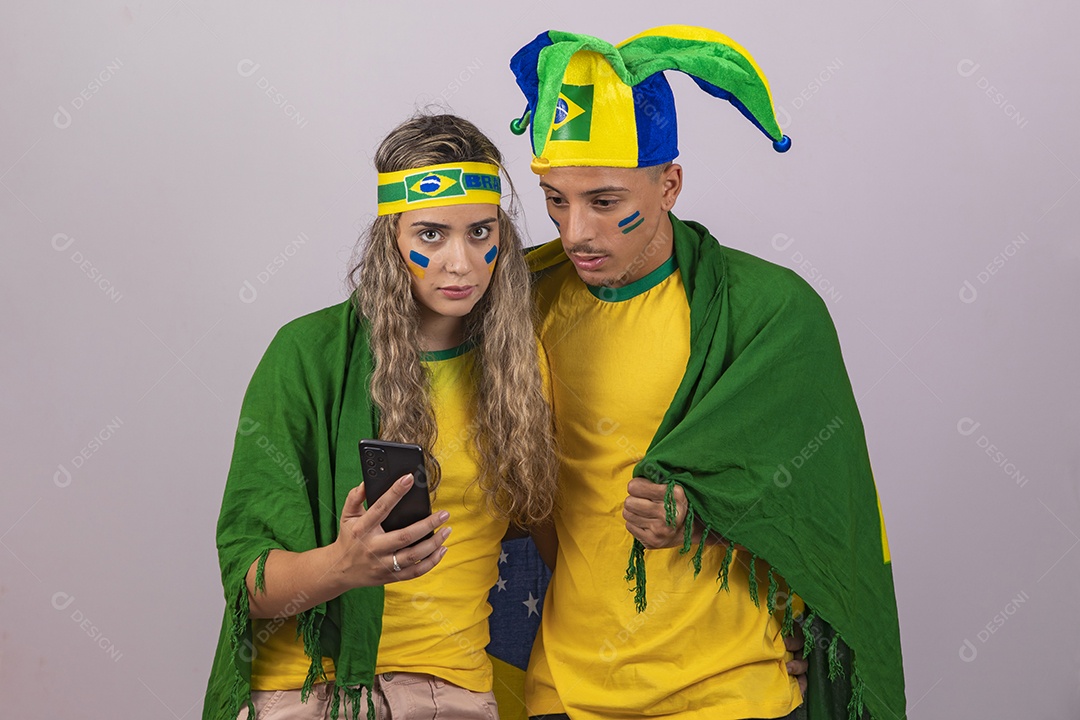 Homem e mulher jovens brasileiros torcedores copa do mundo Futebol