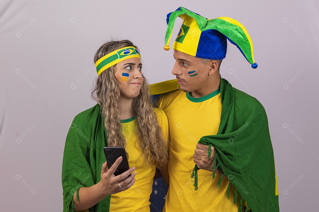 Homem e mulher jovens brasileiros torcedores copa do mundo Futebol