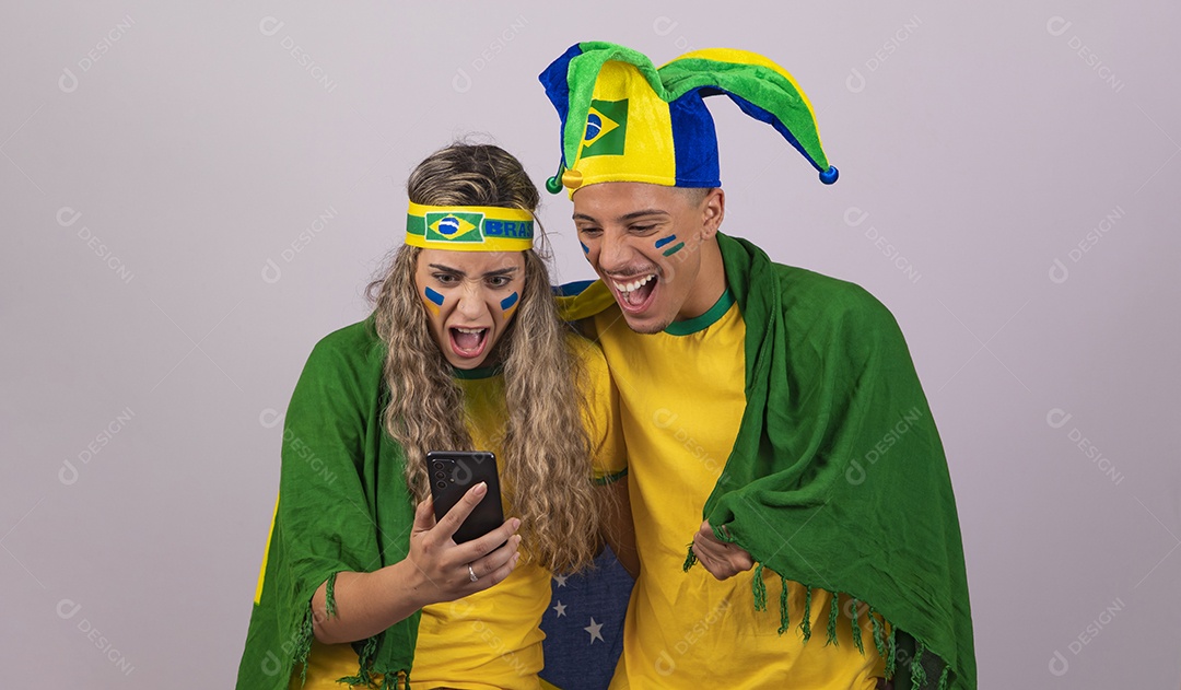 Homem e mulher jovens brasileiros torcedores copa do mundo Futebol