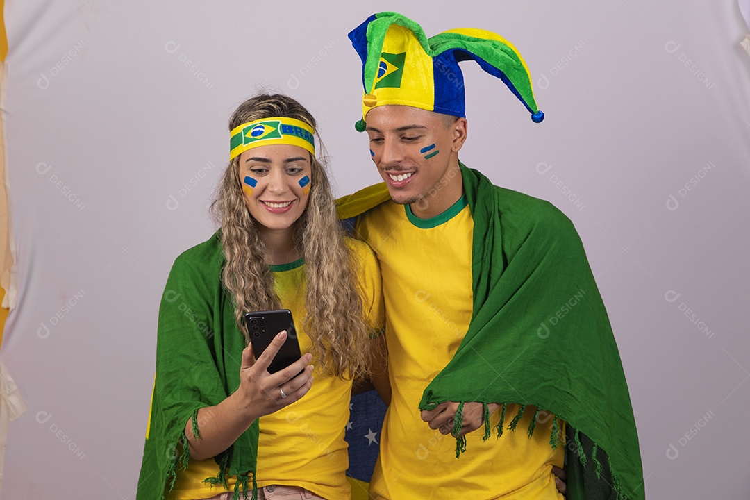 Homem e mulher jovens brasileiros torcedores copa do mundo Futebol