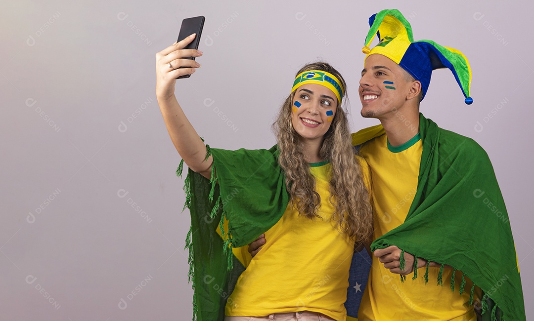 Homem e mulher jovens brasileiros torcedores copa do mundo Futebol