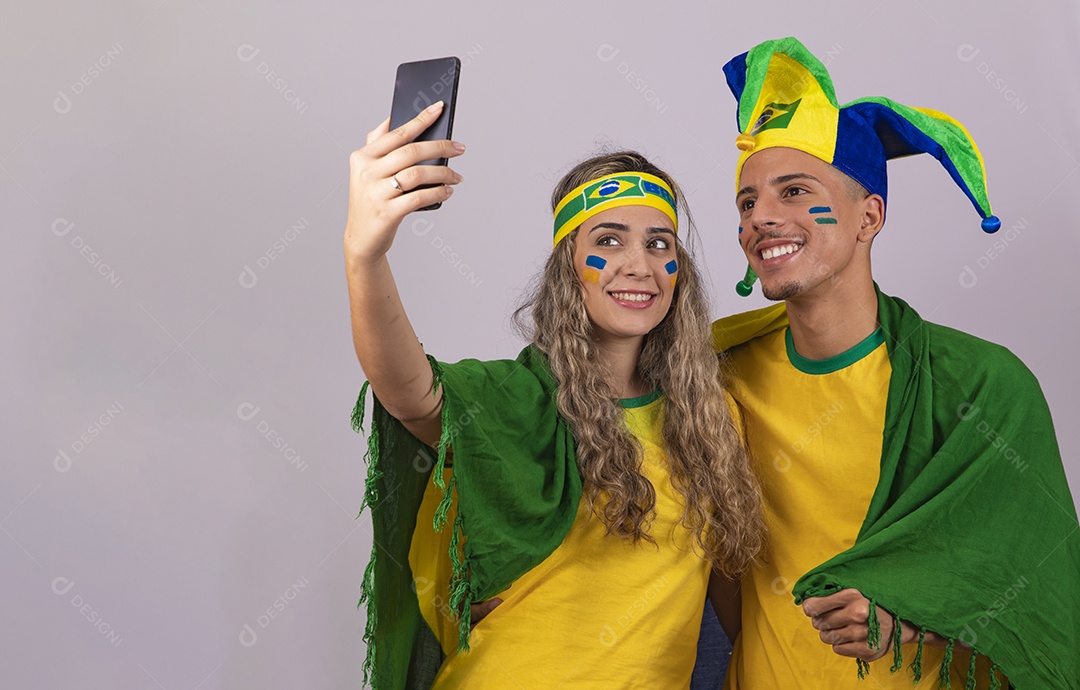 Homem e mulher jovens brasileiros torcedores copa do mundo Futebol