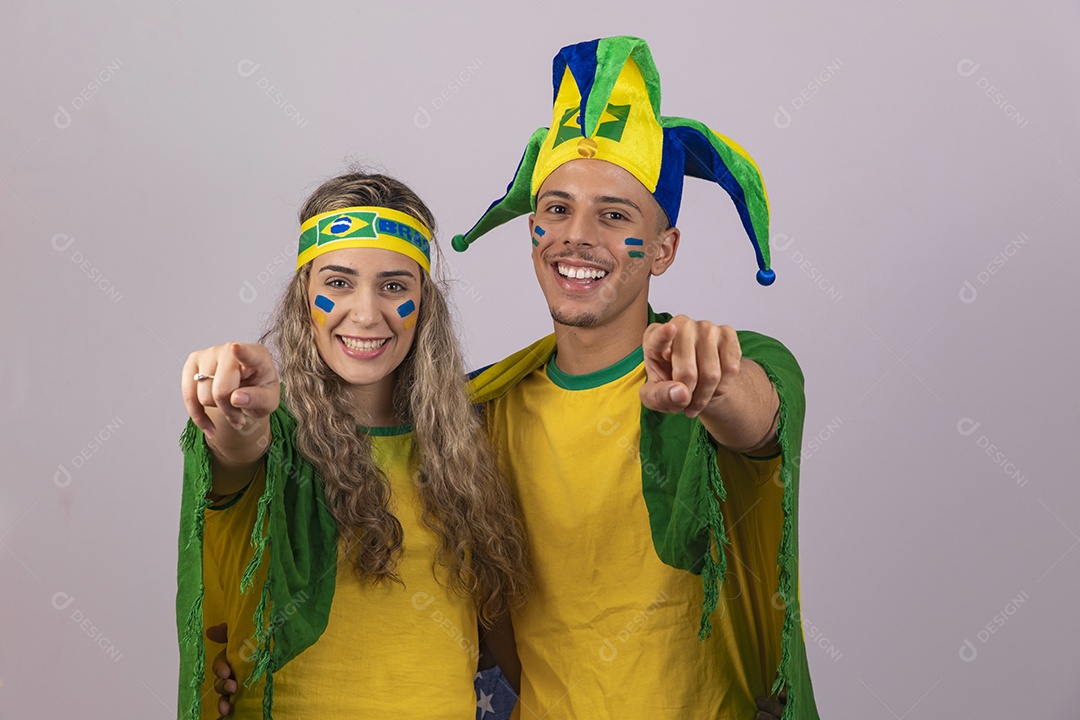 Homem e mulher jovens brasileiros torcedores copa do mundo Futebol