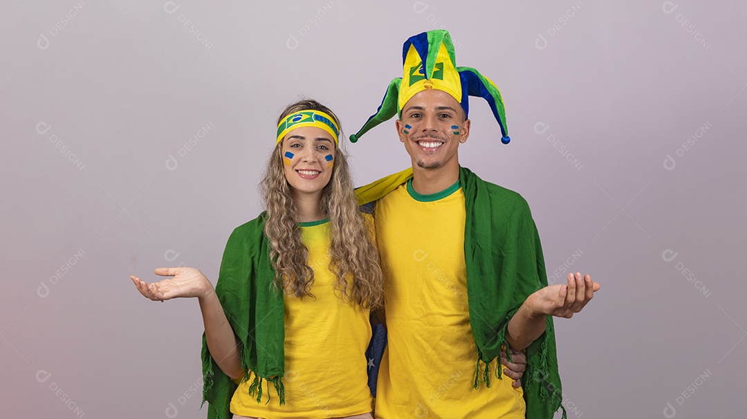 Homem e mulher jovens brasileiros torcedores copa do mundo Futebol